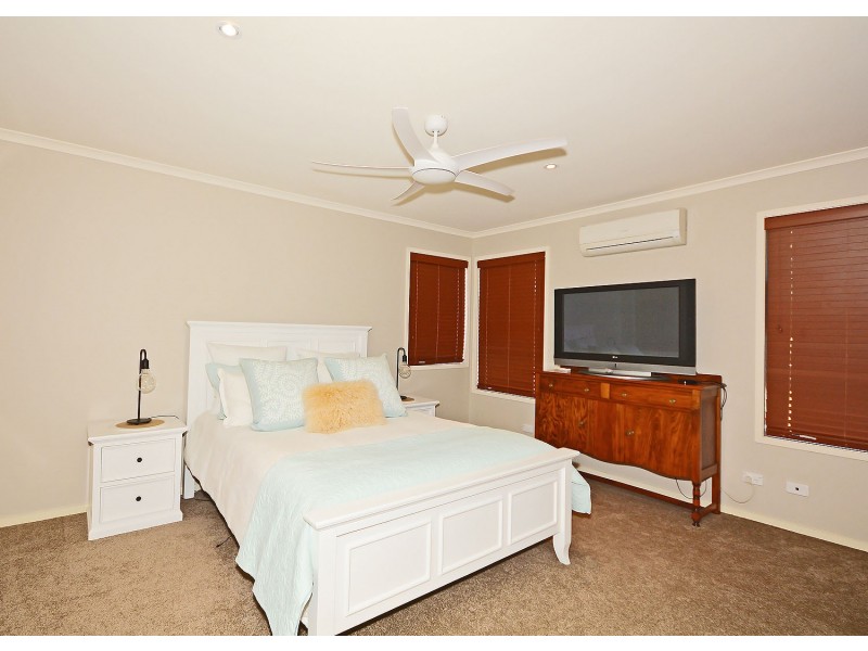 1/2 Barnstaple Street, Torquay QLD 4655