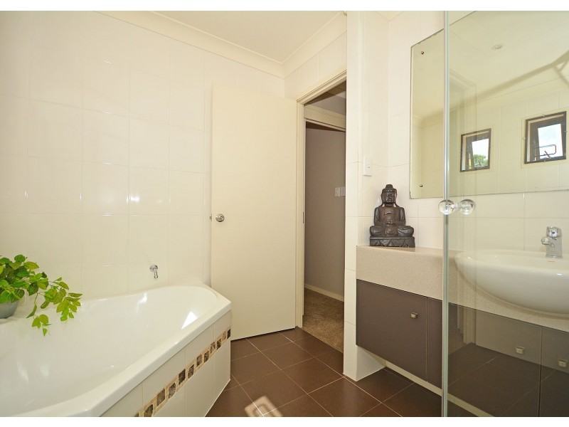 1/2 Barnstaple Street, Torquay QLD 4655