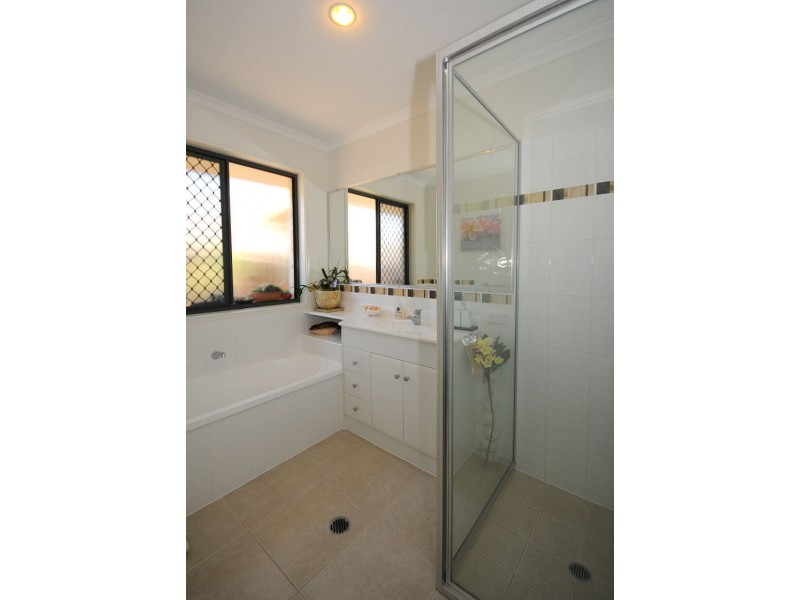 Unit 1/24  Glengarry Court, Kawungan QLD 4655