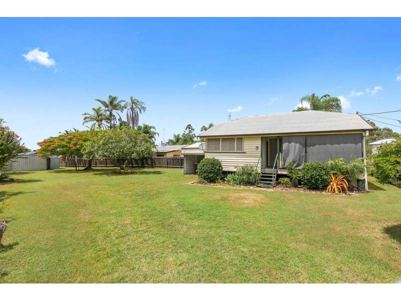 4 Crescent Street, Urangan QLD 4655