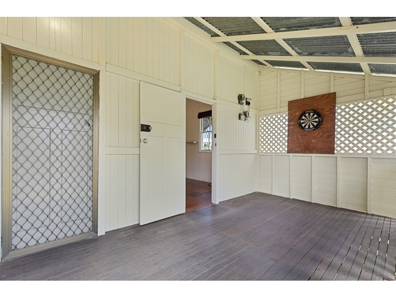 4 Crescent Street, Urangan QLD 4655