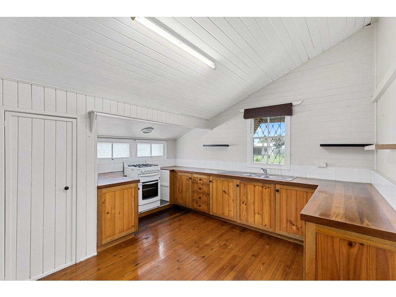 4 Crescent Street, Urangan QLD 4655