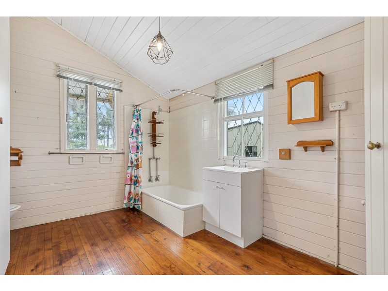 4 Crescent Street, Urangan QLD 4655