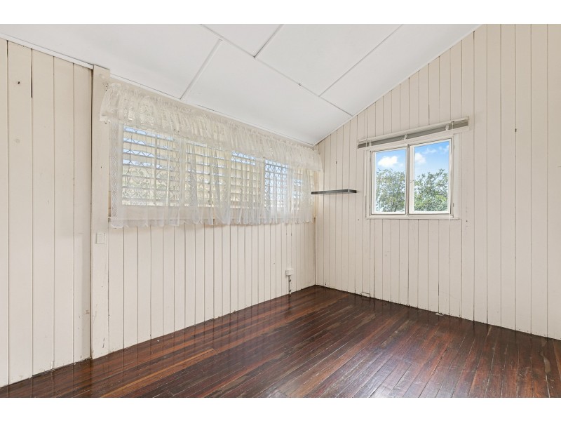 4 Crescent Street, Urangan QLD 4655