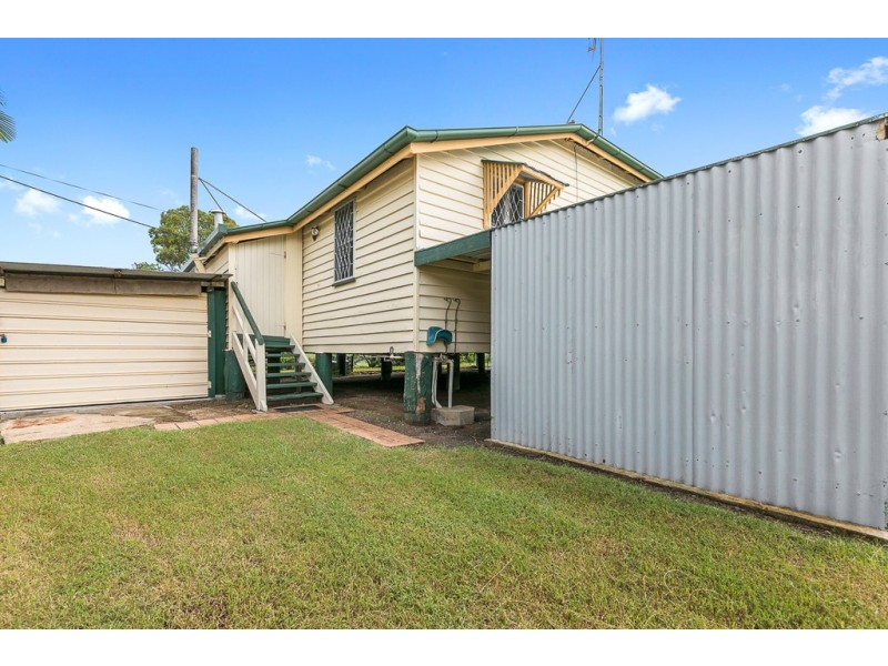4 Crescent Street, Urangan QLD 4655