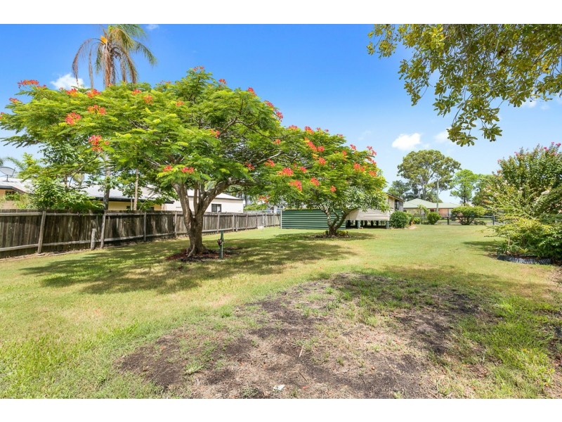 4 Crescent Street, Urangan QLD 4655