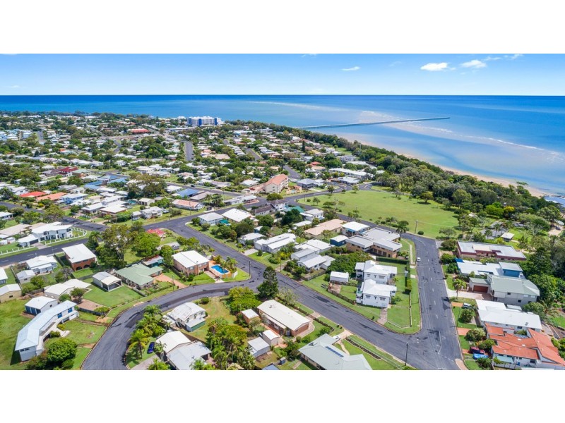 4 Crescent Street, Urangan QLD 4655