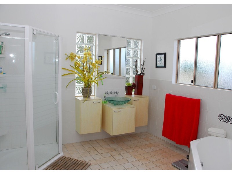 101 Esplanade, Point Vernon QLD 4655