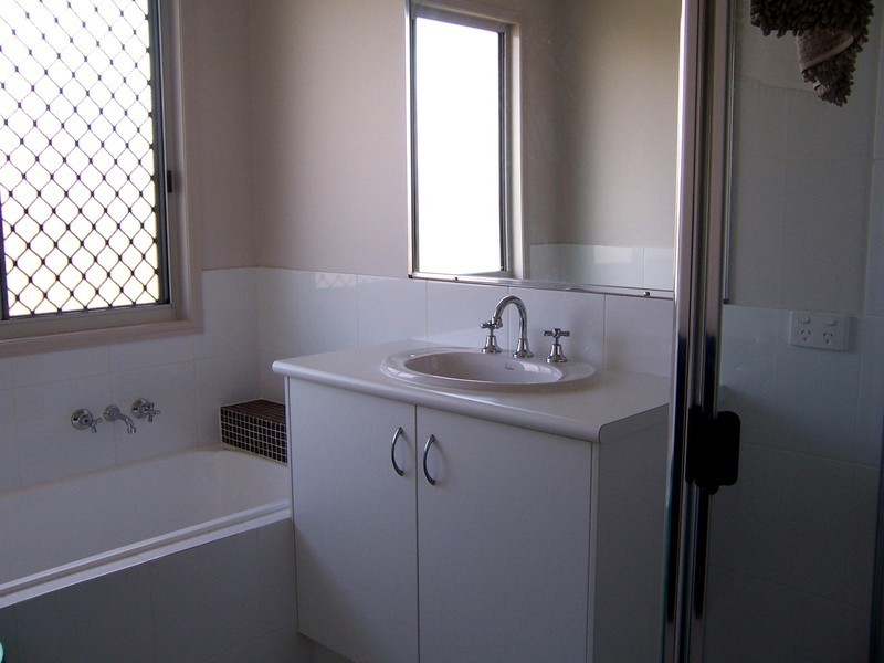 3 Bushlark Avenue, Eli Waters QLD 4655