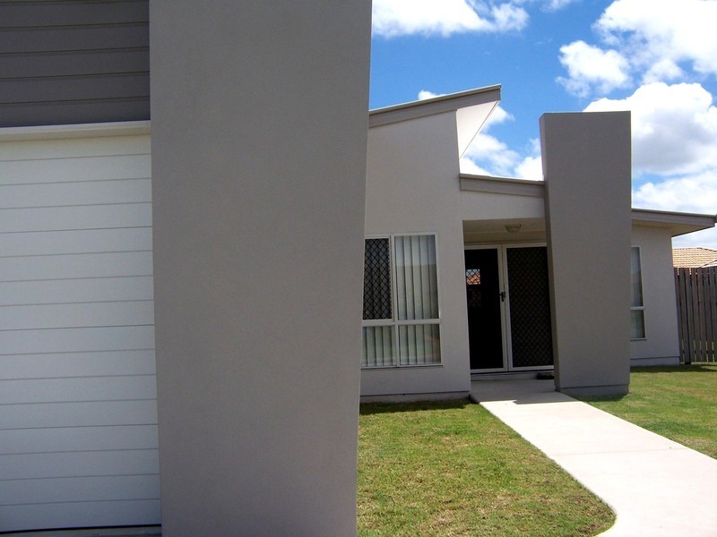 3 Bushlark Avenue, Eli Waters QLD 4655