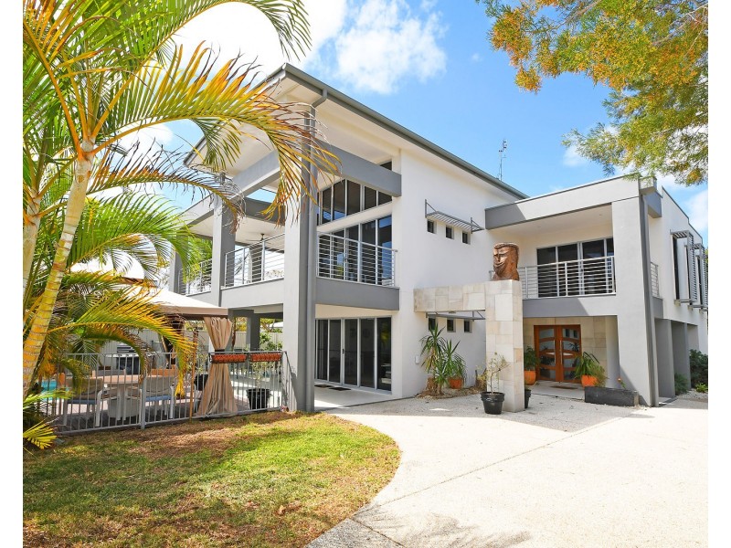 235 Cypress Street, Urangan QLD 4655
