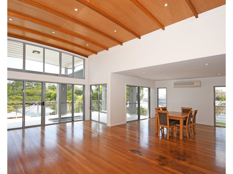 235 Cypress Street, Urangan QLD 4655