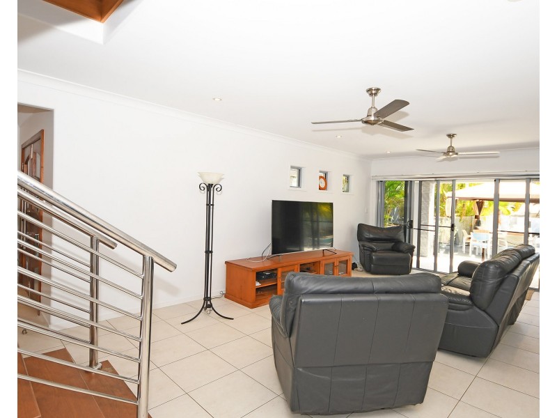 235 Cypress Street, Urangan QLD 4655