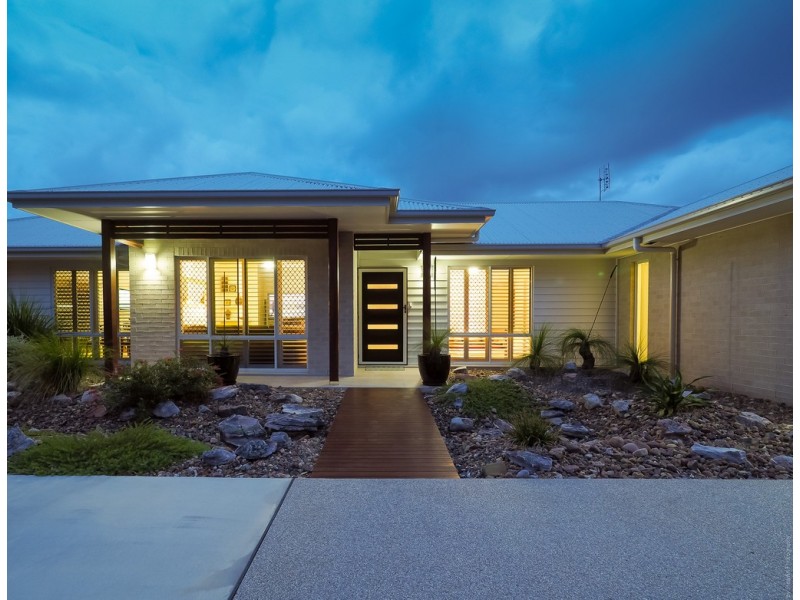 16b Ronaldo Way, Urangan QLD 4655