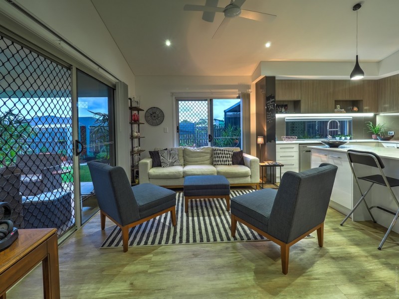 16b Ronaldo Way, Urangan QLD 4655