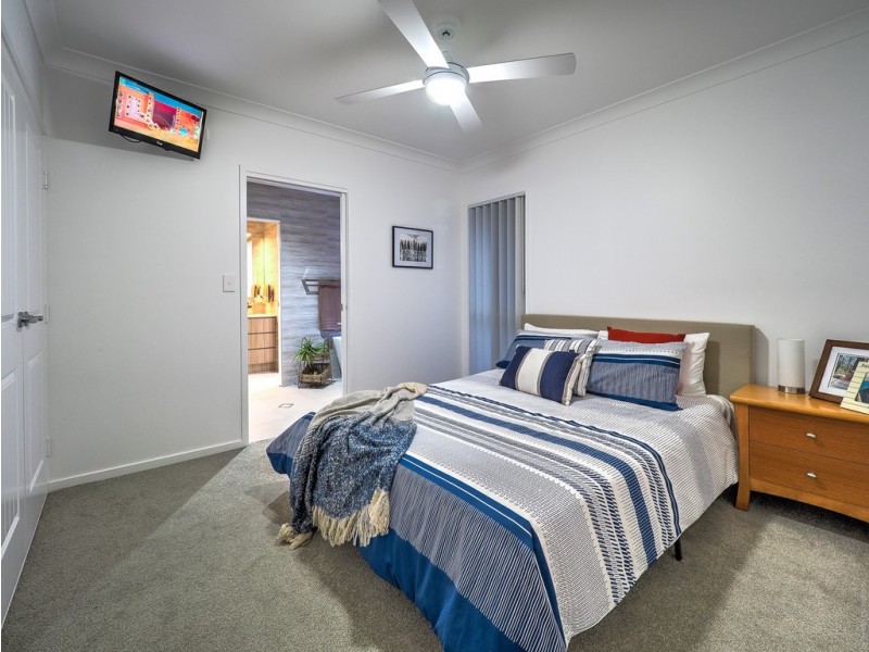 16b Ronaldo Way, Urangan QLD 4655