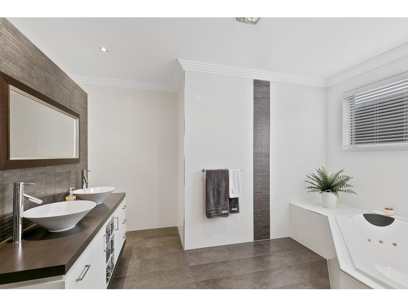 15 Parklands Boulevard, Wondunna QLD 4655