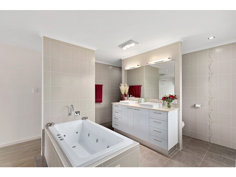 3 Bounty Circuit, Eli Waters QLD 4655