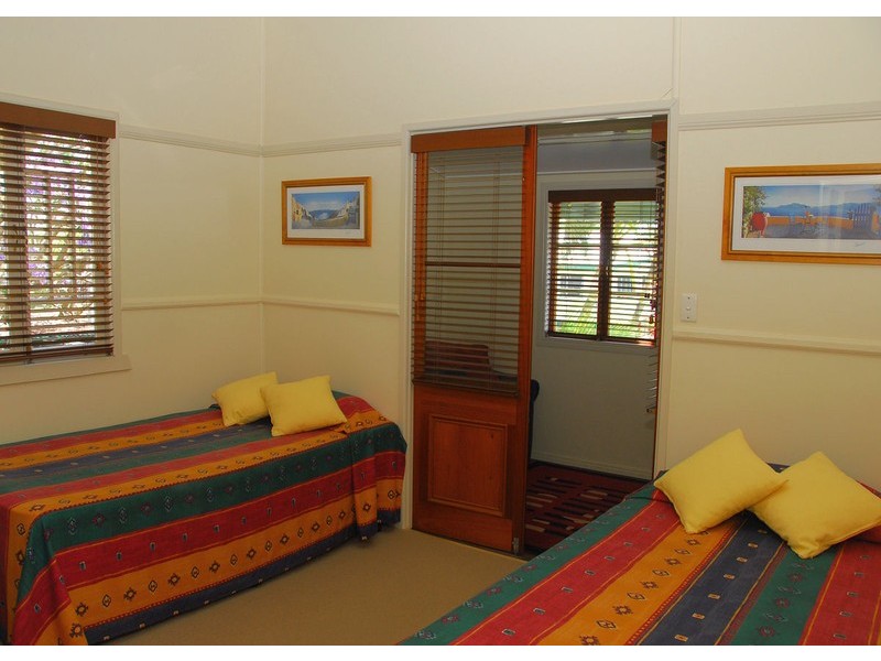 1 Hibiscus Street, Urangan QLD 4655