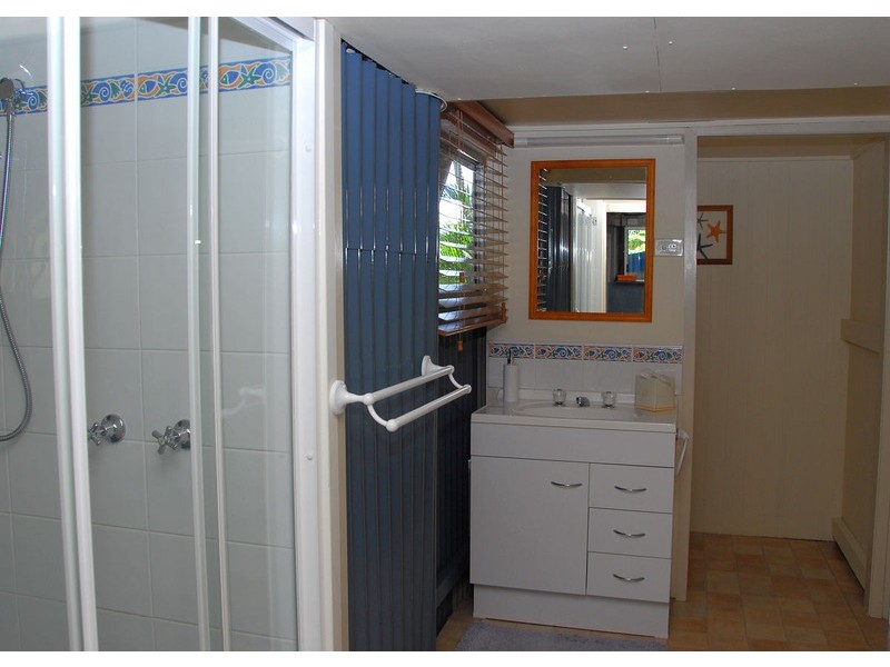 1 Hibiscus Street, Urangan QLD 4655