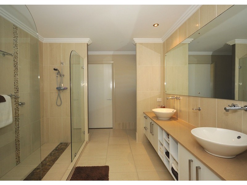 9-11  Gundesen Drive, Urraween QLD 4655