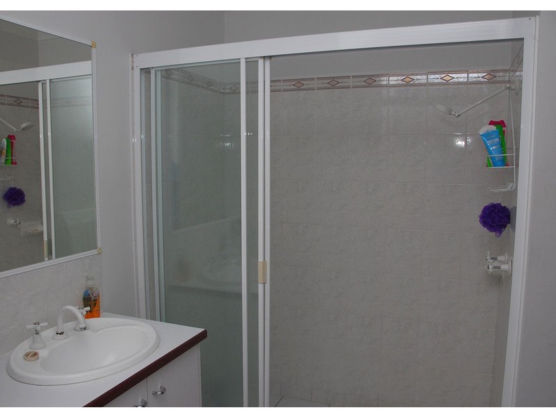 5 Gatakers La, Point Vernon QLD 4655