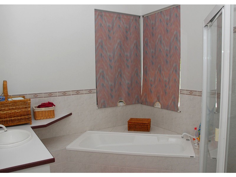 5 Gatakers La, Point Vernon QLD 4655