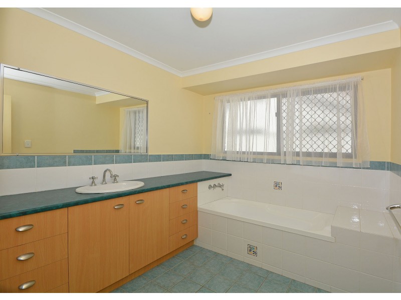 3 Oriole Court, Eli Waters QLD 4655