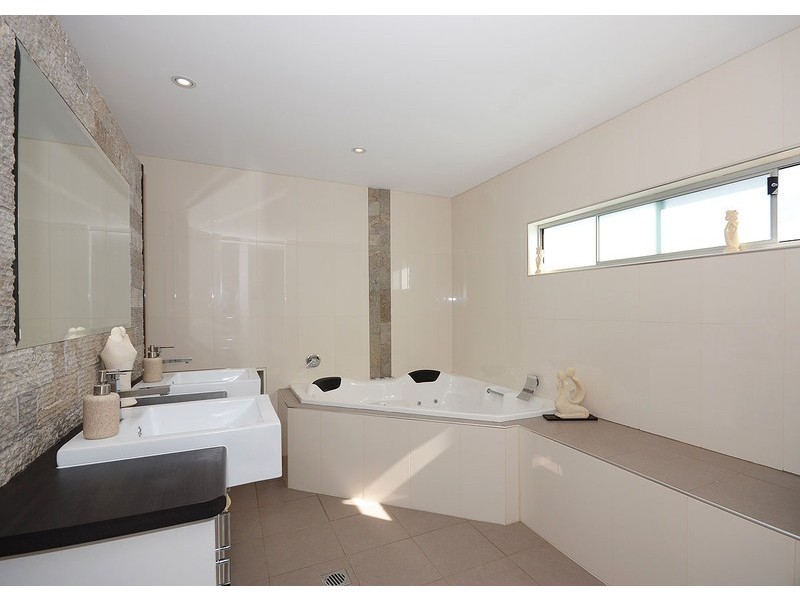 4 Johnston Boulevarde, Urraween QLD 4655