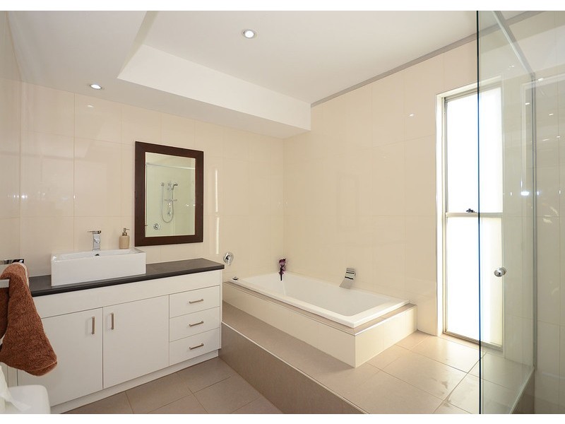 4 Johnston Boulevarde, Urraween QLD 4655