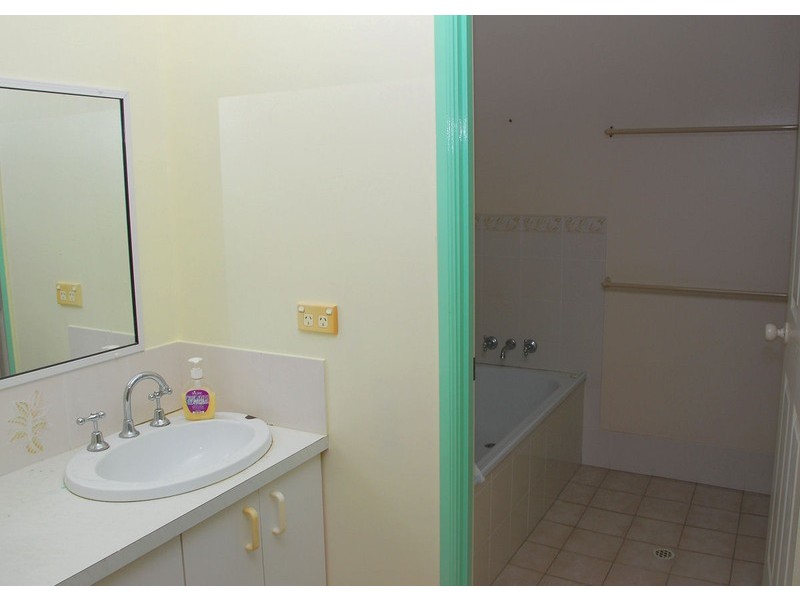 1 Honeysuckle Av, Kawungan QLD 4655