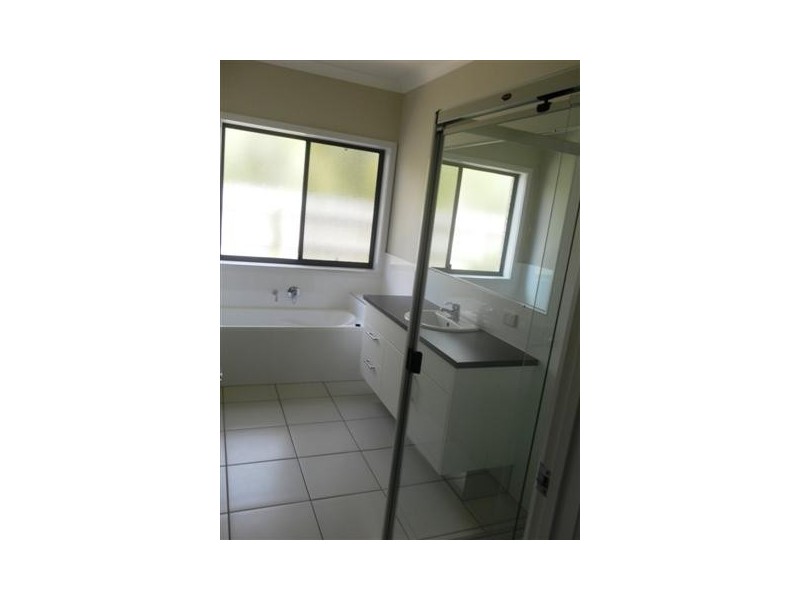 11 Pharlap Court, Point Vernon QLD 4655