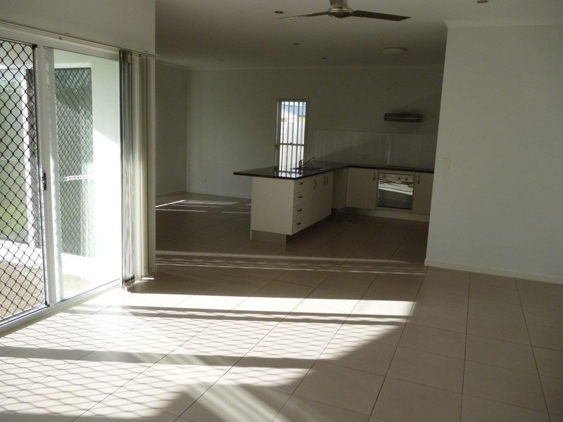 2/5 Seaway Parade, Toogoom QLD 4655
