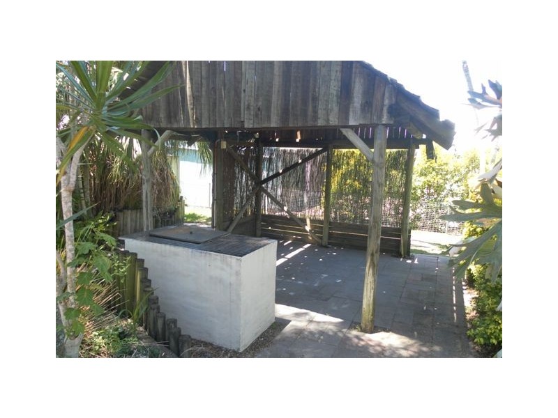 8 Crescent Street, Urangan QLD 4655