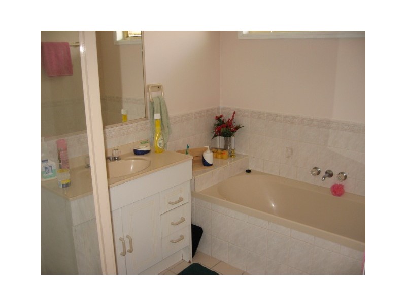 25 Merlin Dve, Urangan QLD 4655