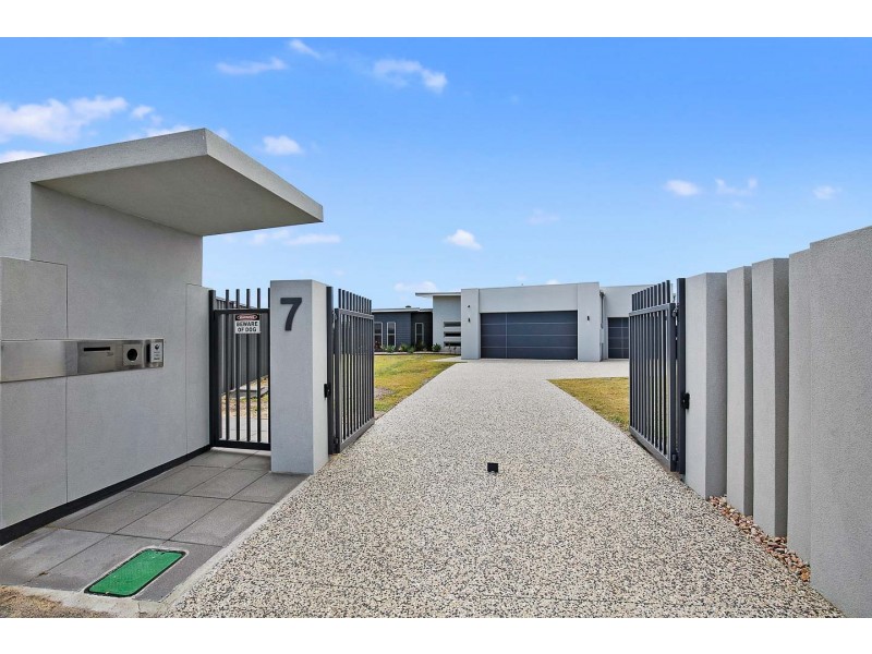 7 Kirra Court, Eli Waters QLD 4655