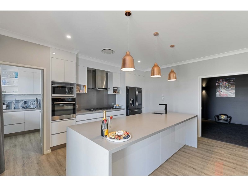 7 Kirra Court, Eli Waters QLD 4655