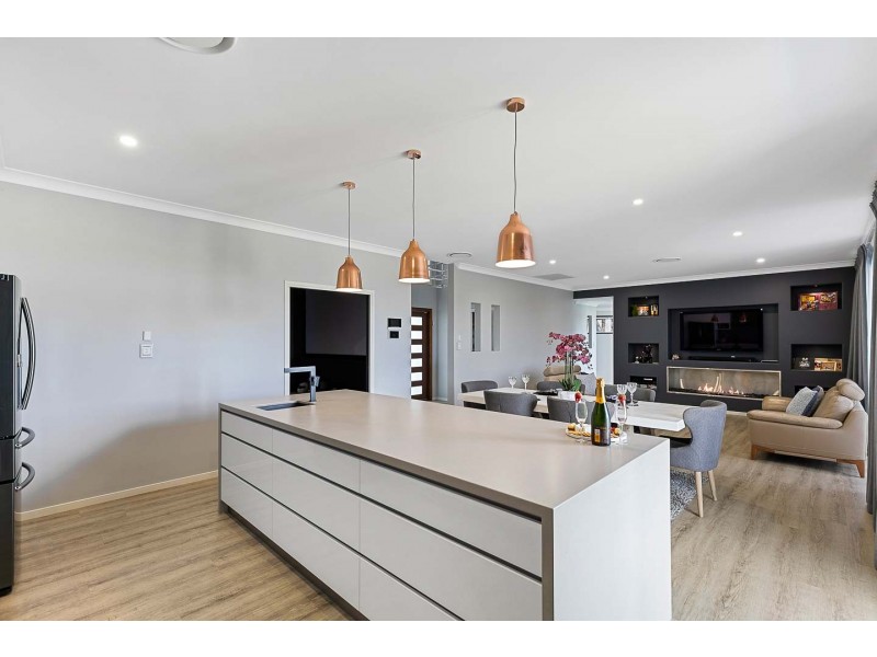 7 Kirra Court, Eli Waters QLD 4655