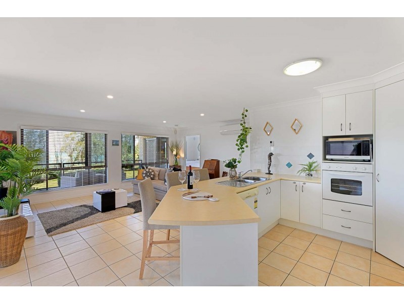 105 Esplanade, Point Vernon QLD 4655