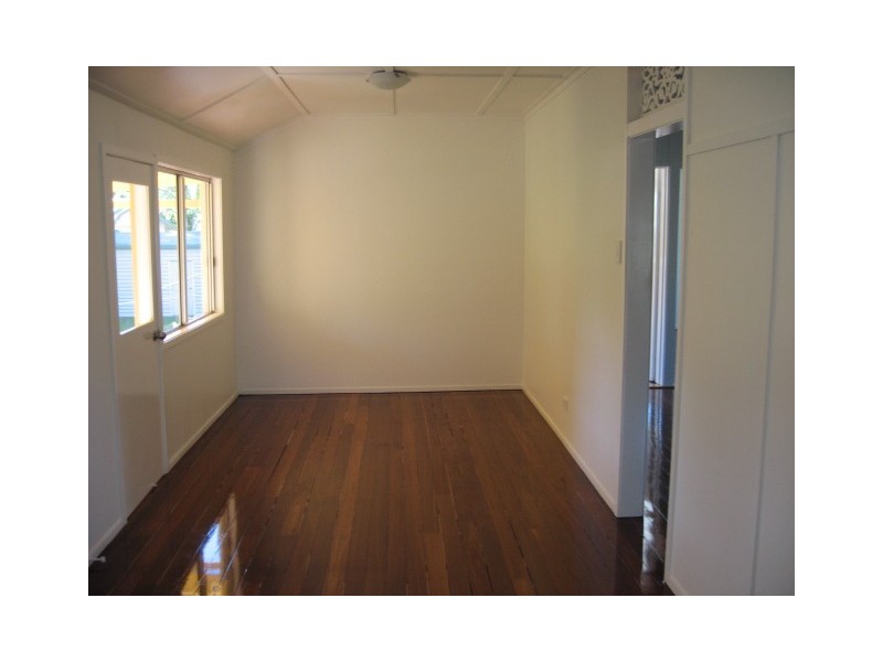 10 King Street, Urangan QLD 4655