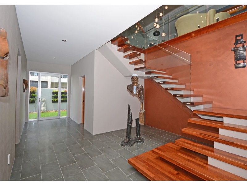 513 Esplanade, Urangan QLD 4655