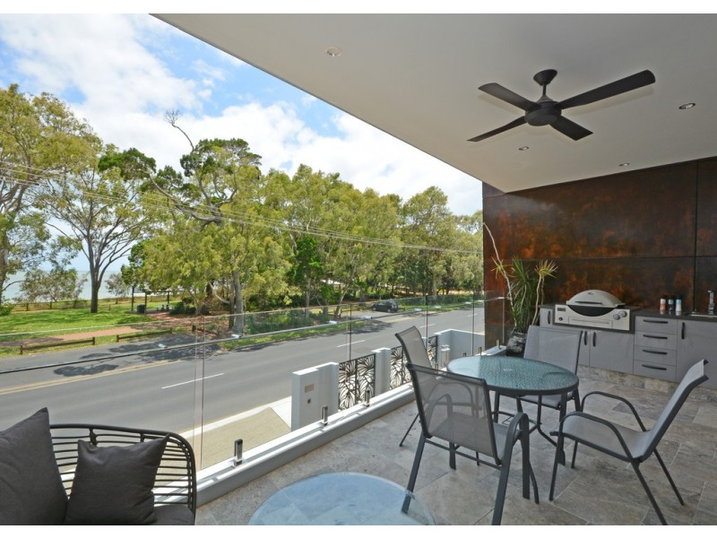 513 Esplanade, Urangan QLD 4655
