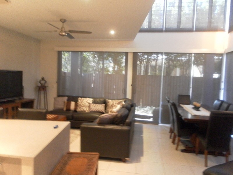 3/8 Hervey Street, Scarness QLD 4655