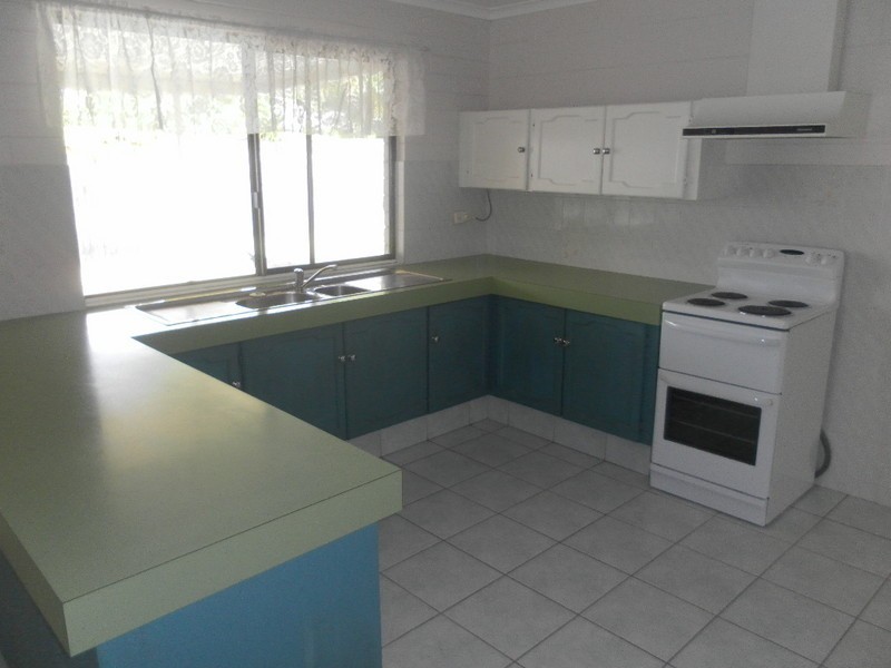 8 Arthur Street, Urangan QLD 4655