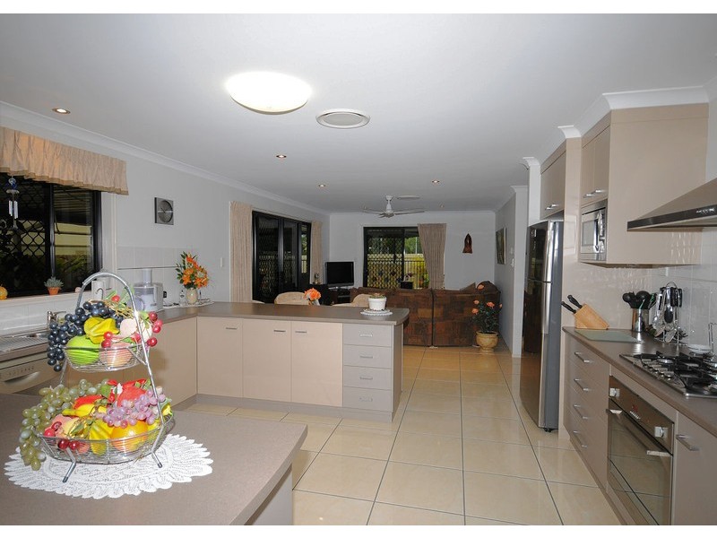 32 Harrison Cct, Urangan QLD 4655