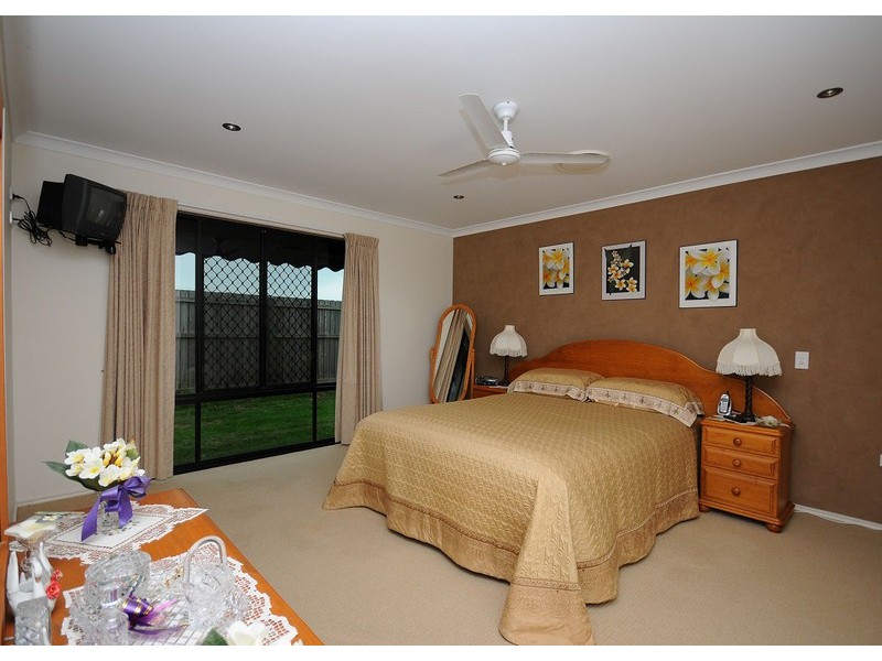 32 Harrison Cct, Urangan QLD 4655