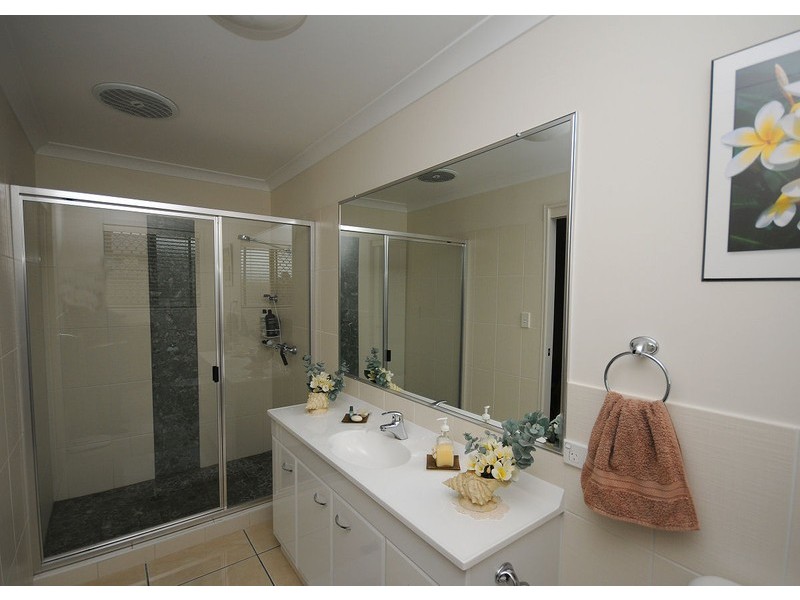 32 Harrison Cct, Urangan QLD 4655