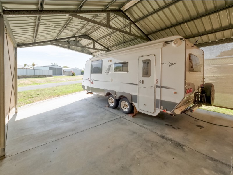 4 Acacia Street, Point Vernon QLD 4655