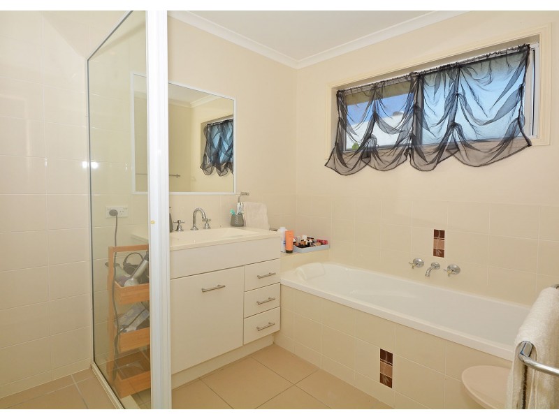 10 Dory Drive, Point Vernon QLD 4655
