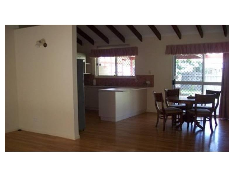 10 Owen Crescent, Urangan QLD 4655